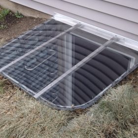 Stonewall metal well with sloped polycarbonate cover